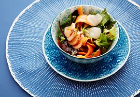 Poké bowl with scallops, lime and sesame seeds