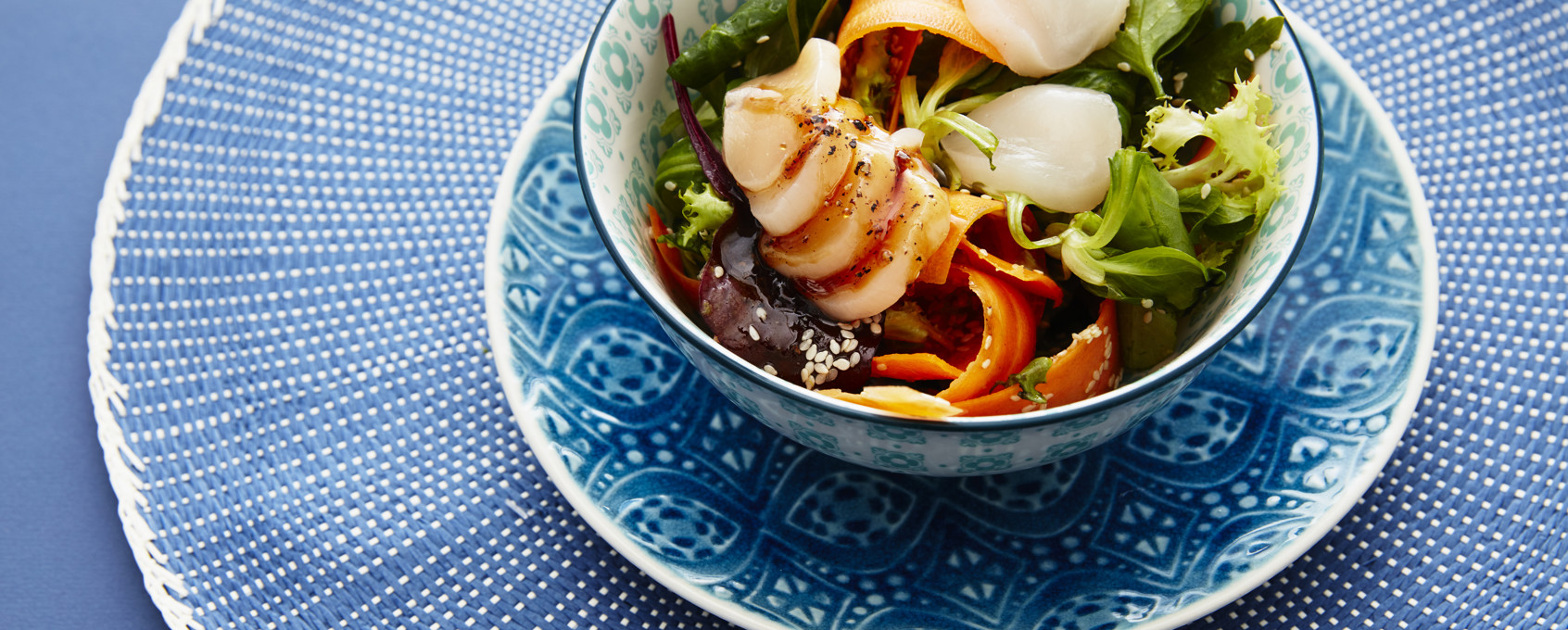 Poké bowl med kamskjell, lime og sesamfrø