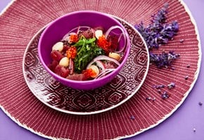 Poké bowl med  tonfisk, rödlök och rom