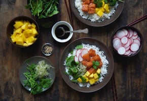 Poké med laks og mango