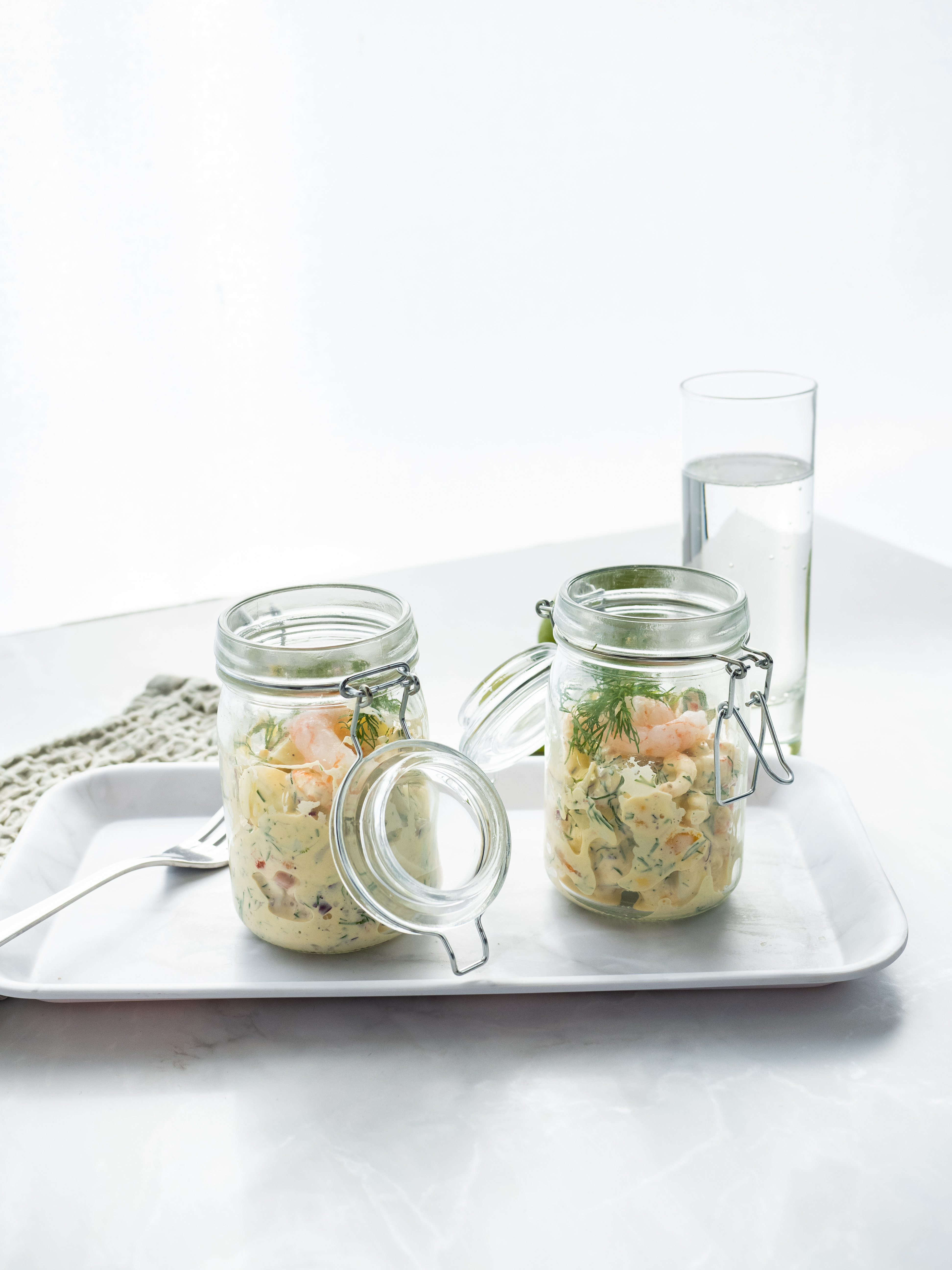 Glasskrukkker med rekesalat og dill 