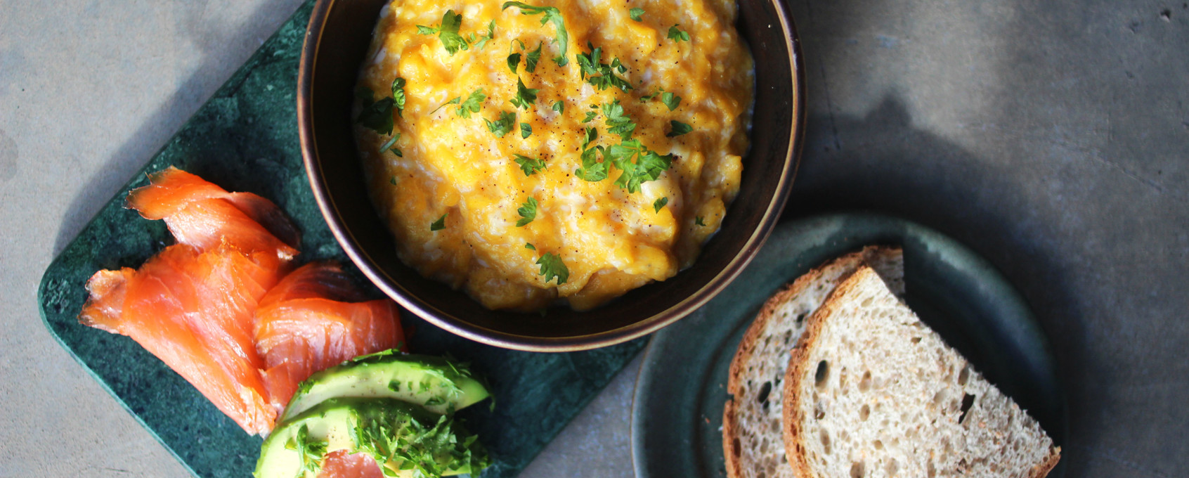 Rökt lax och äggröra