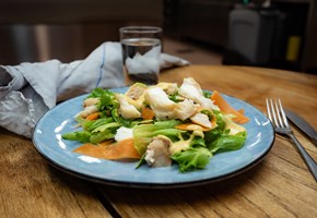 Salat med røkt torsk og sennepsvinaigrette