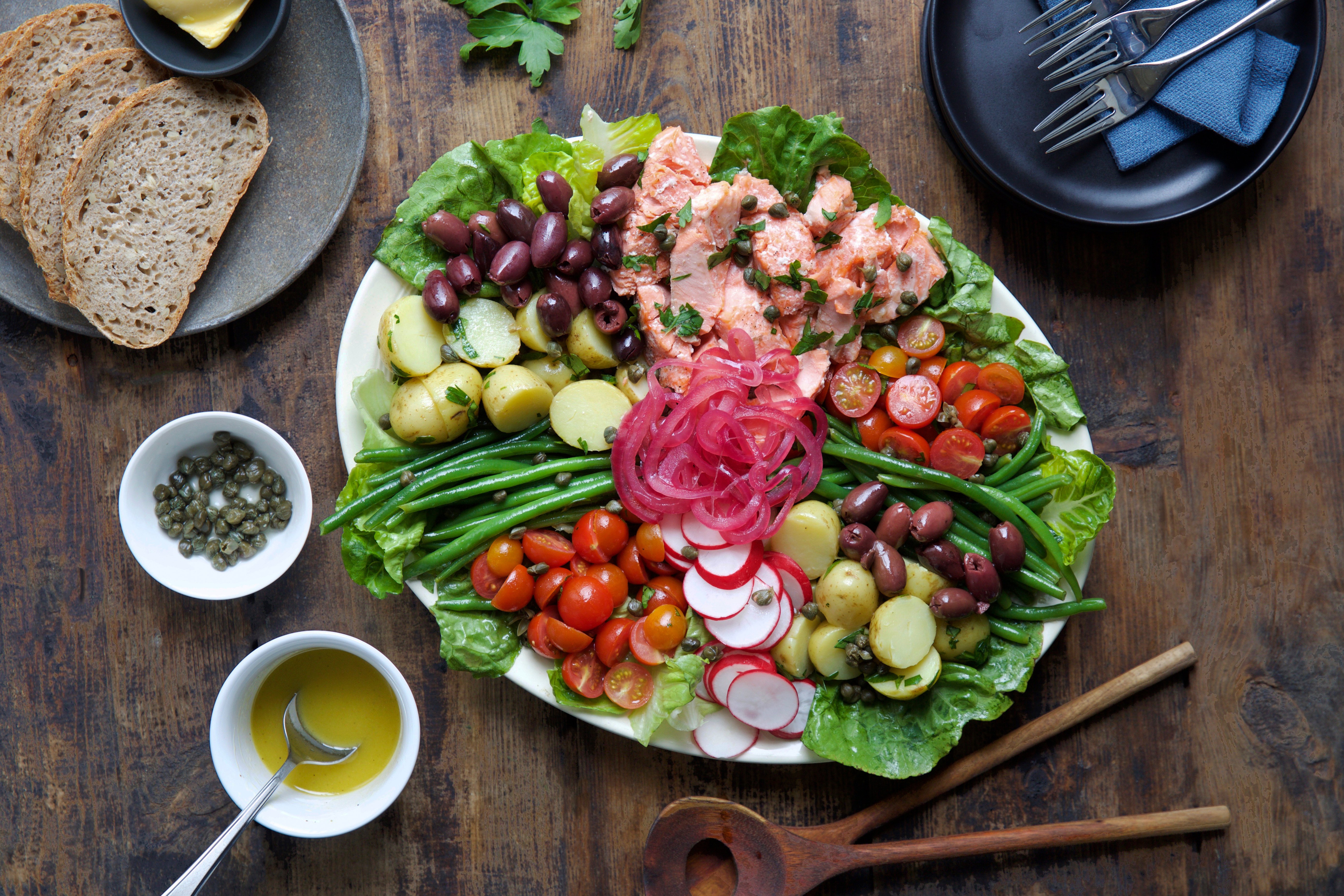 Salaten med ørret og syltet rødløk