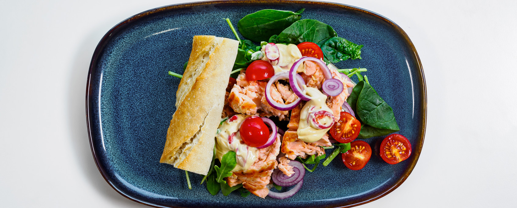 Tallerken med sandwich med stekt ørret og chilimajones