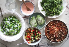 Sashimi med avokado, salat og mangosalsa