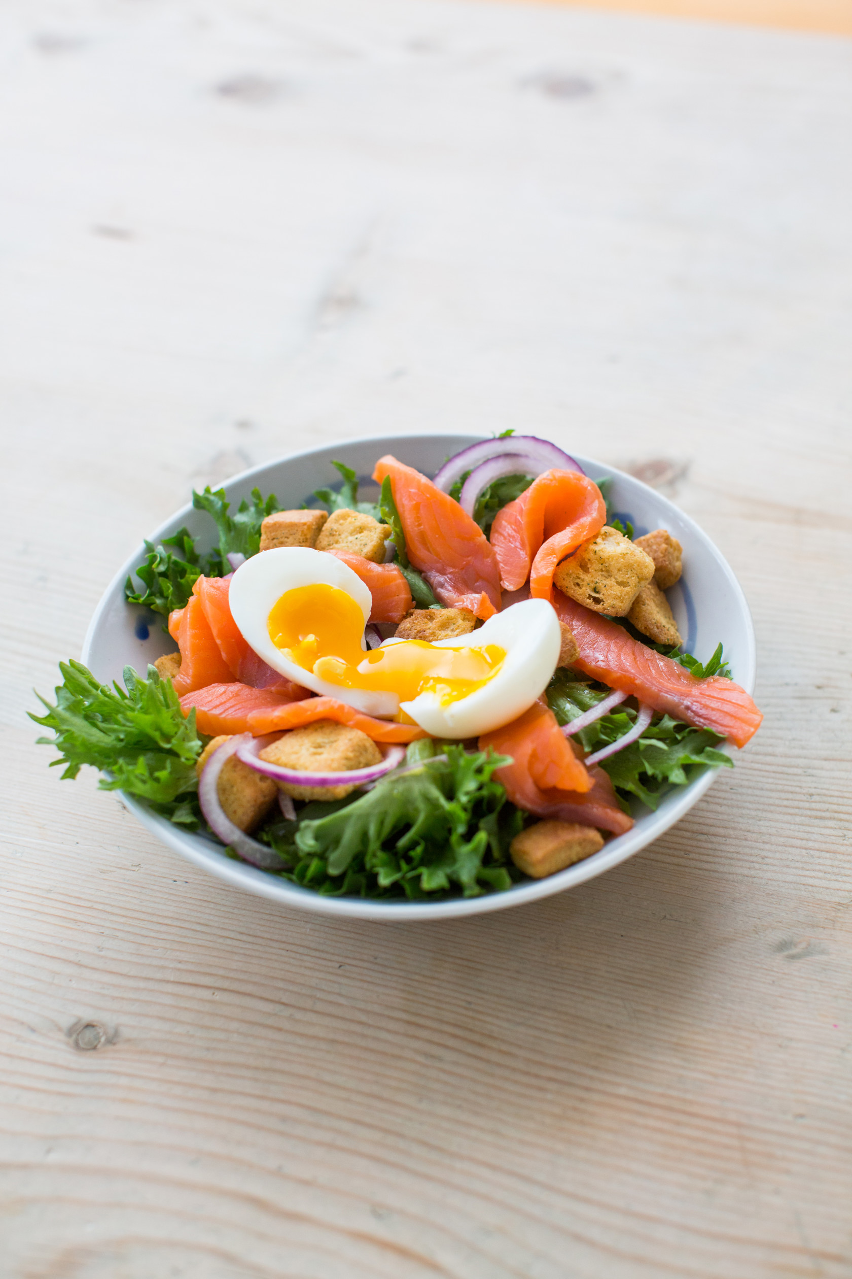 Crispy salad with smoked salmon and egg