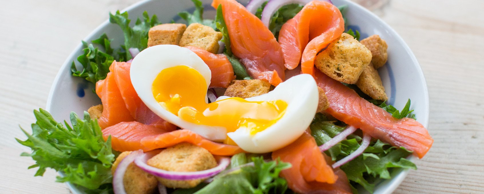 Sprø salat med røkelaks og egg