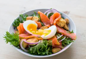 Spröd sallad med rökt lax och ägg