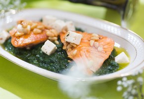 Salmon with spinach and feta cheese