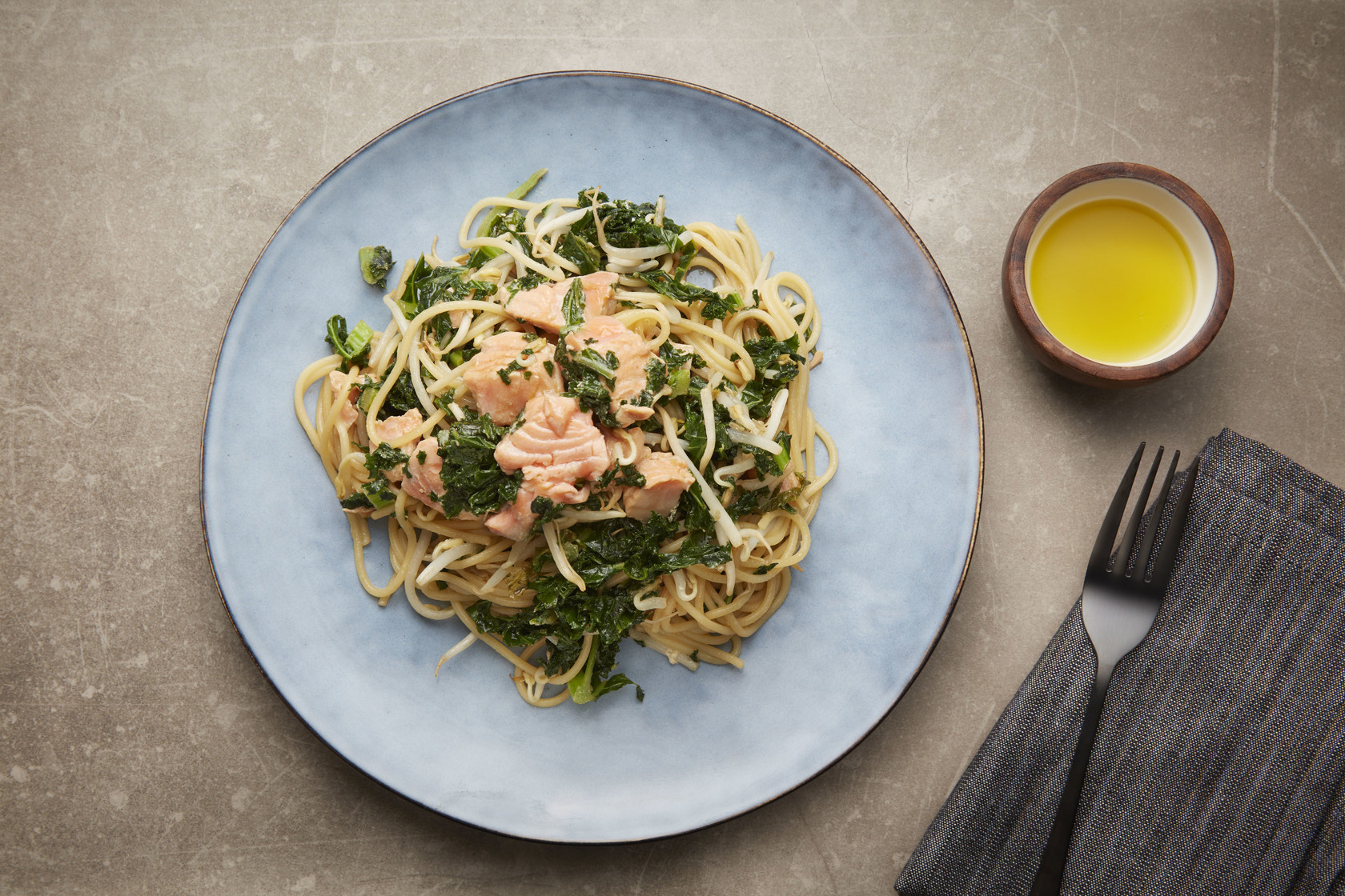 Spaghetti with salmon and bean sprouts