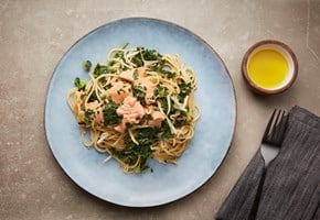 Spaghetti with salmon and bean sprouts