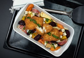Sprøpanert torsk med ovnsbakte rotgrønnsaker, fetaost og sitronolje med gressløk