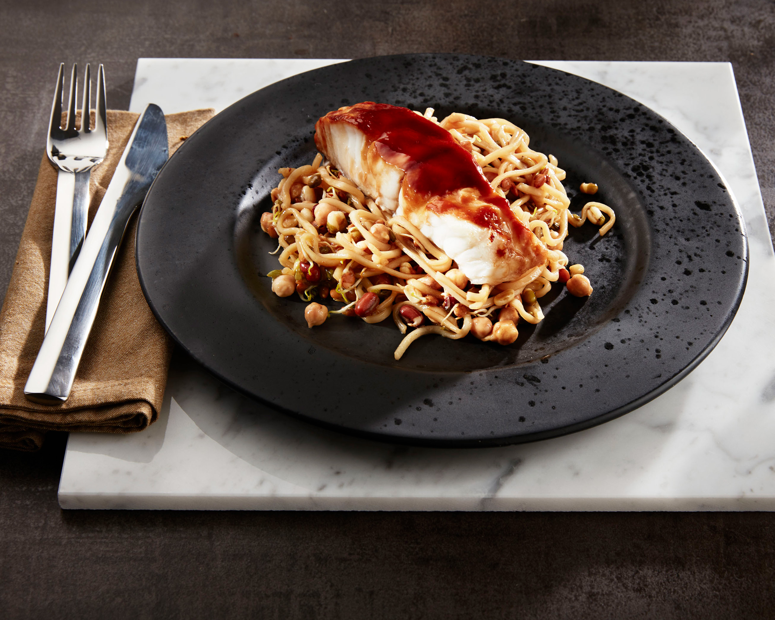 Havskattrygg med nudlar och hoisinsås