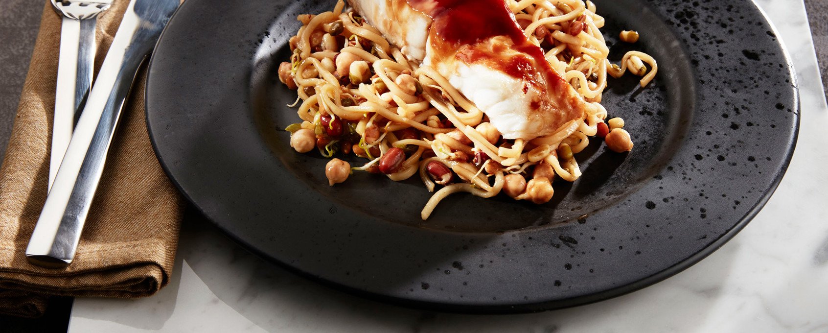 Havskattrygg med nudlar och hoisinsås