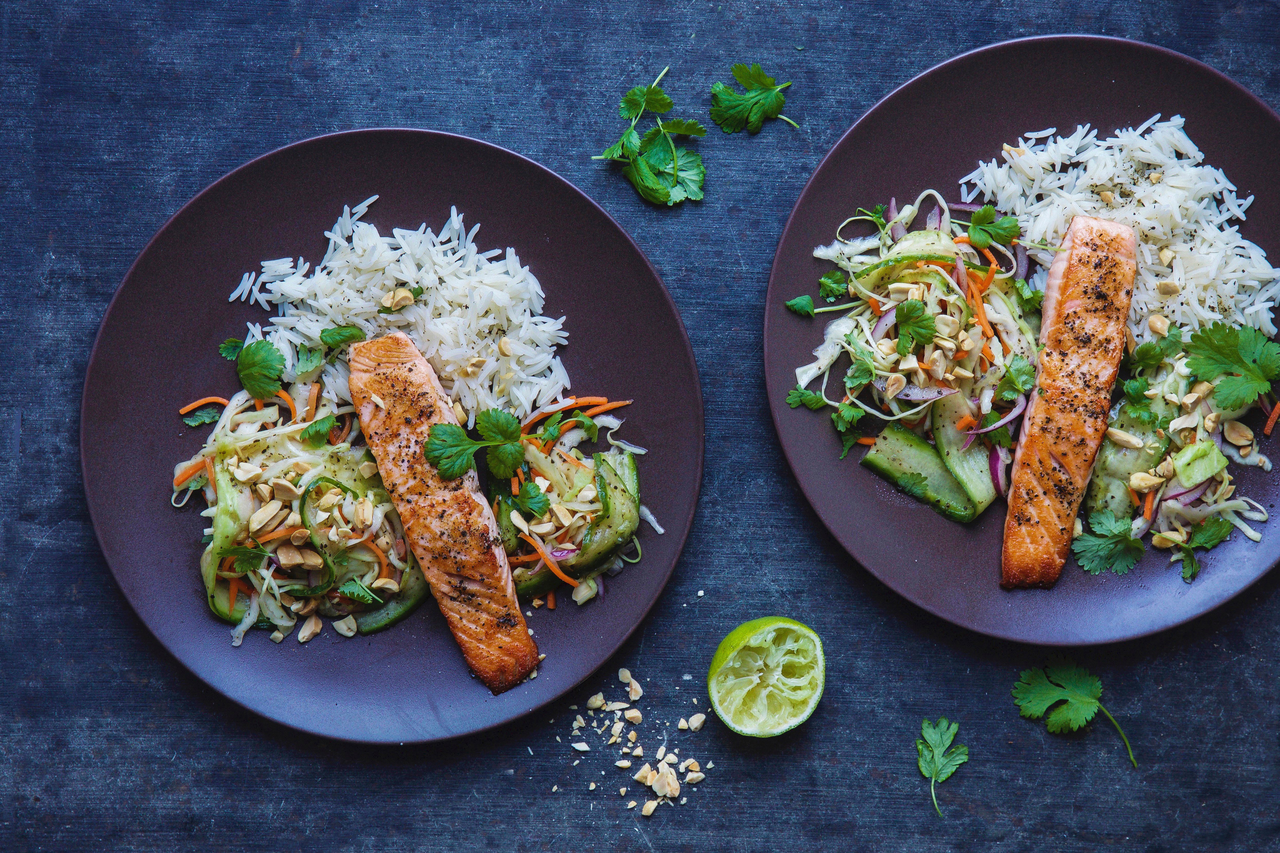 Stekt laks med asiatisk råkostsalat