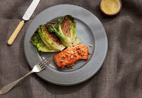Stekt ørret med dressing med sitron og pepperrot og stekt hjertesalat