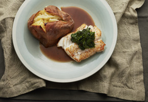 Stekt torsk med bakt potet og peppersaus