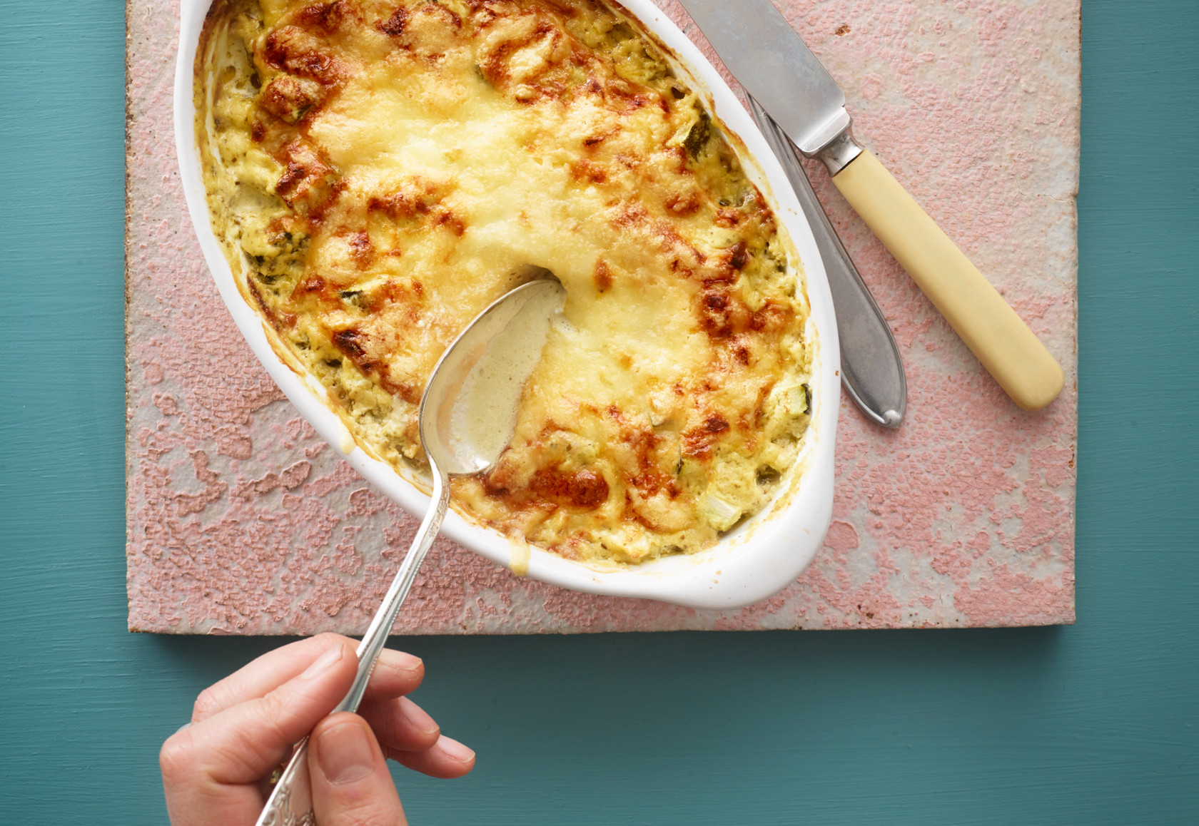 Oven-baked cod with cheese and pesto​