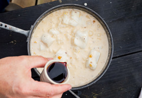 Rykende varm panne med torsk i kremet multesaus