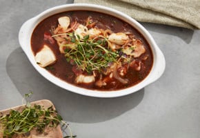 Torsk i surret bacon og rødvinssaus