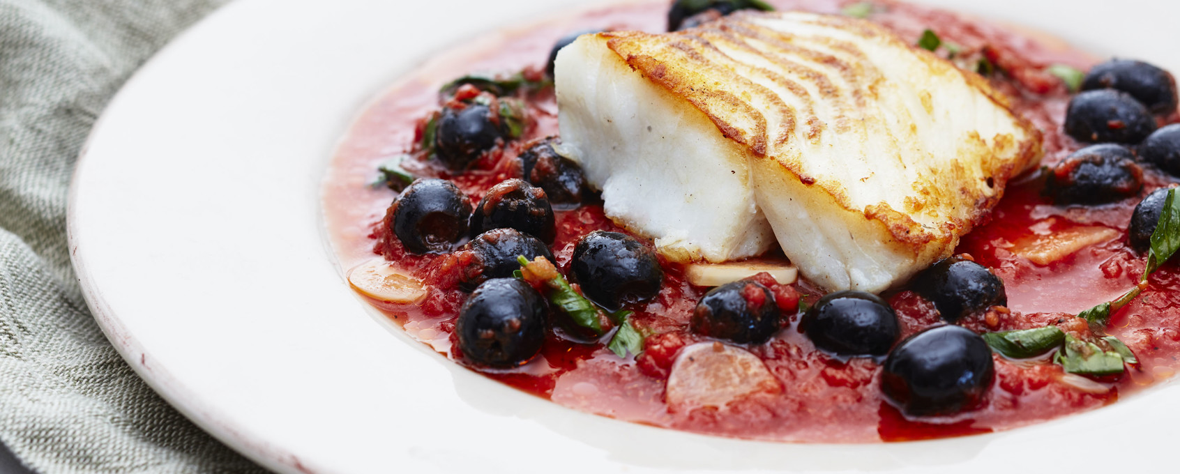 Torskeloin og tomatsalsa med hvitløk og oliven