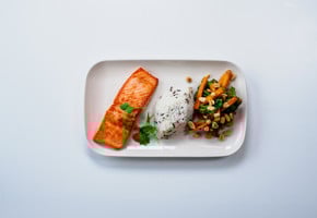 Wok med ørret og peanøttsaus