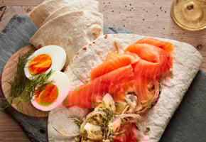 Wraps med røkelaks, eggesalat og dill