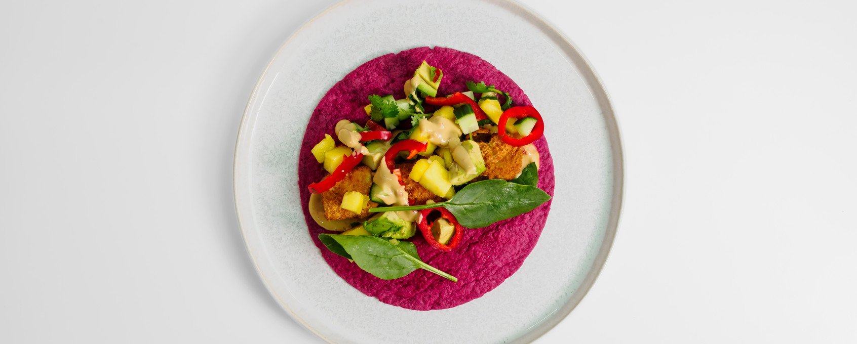 Rosa wrap med sprøpanerte torsketerninger og grønnsaker