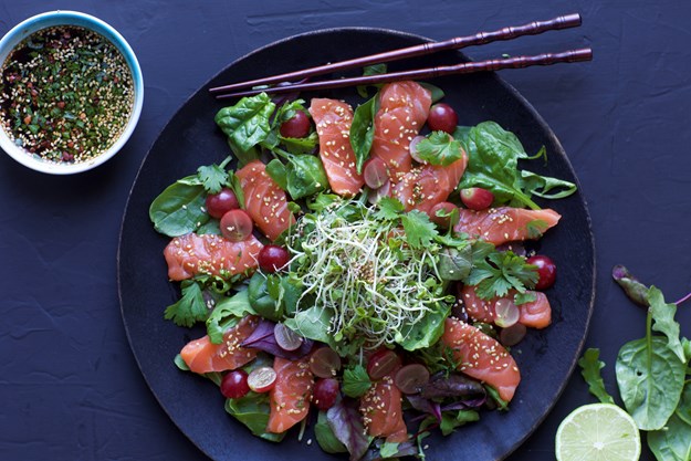Asiatisk salat med sashimi av laks